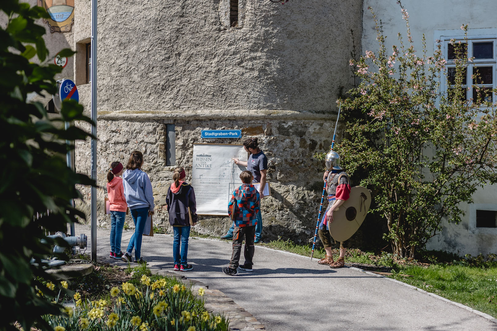 Römerrundgang mit Mag. Harald Blamauer und einem Mitglied der Reenactment-Gruppe “Ursi Aurei” in Traismauer beim Römertor