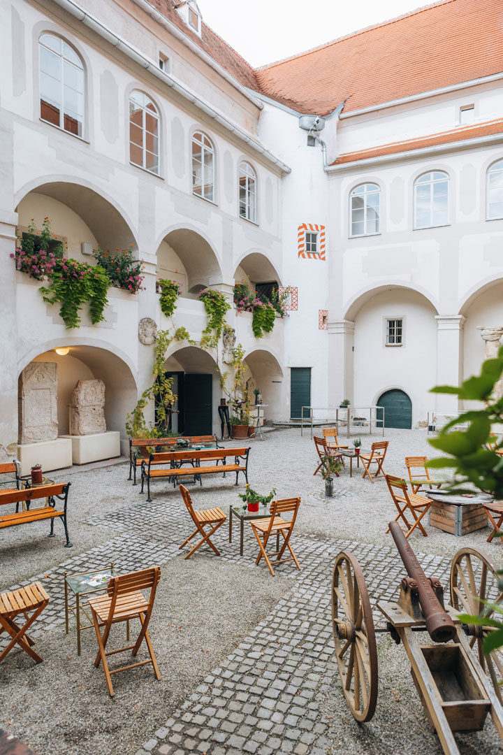 Der Innenhof des Schlosses in Traismauer mit Römersteinsammlung (Lapidarium)