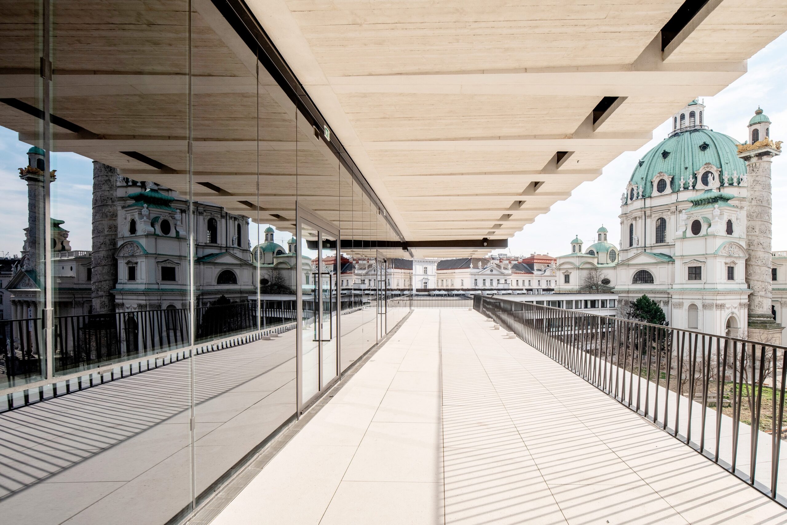 Ansicht des Wien Museums im April 2023 mit Blick auf die Karlskirche