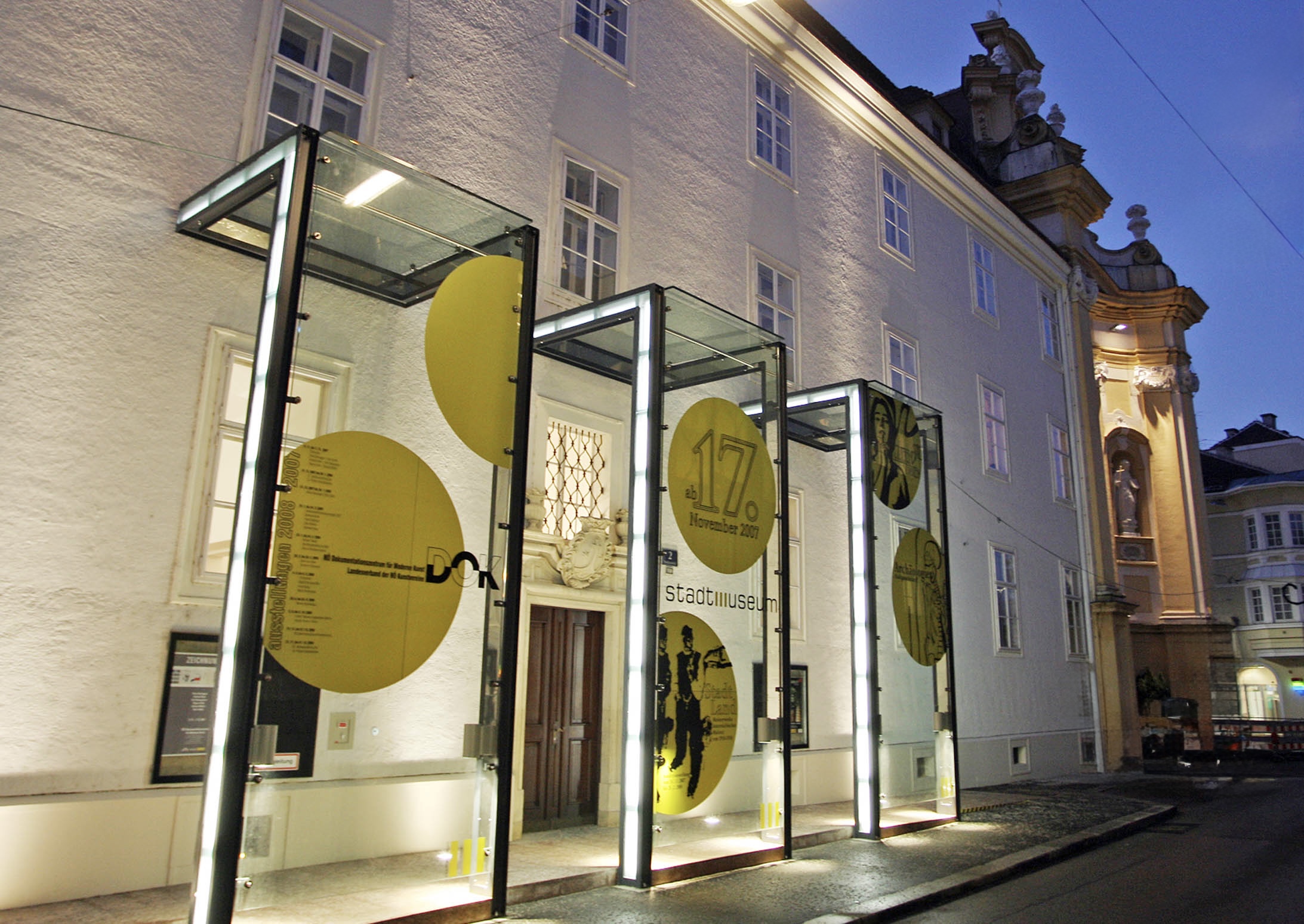 Außenansicht des Stadtmuseums St. Pölten nachts.