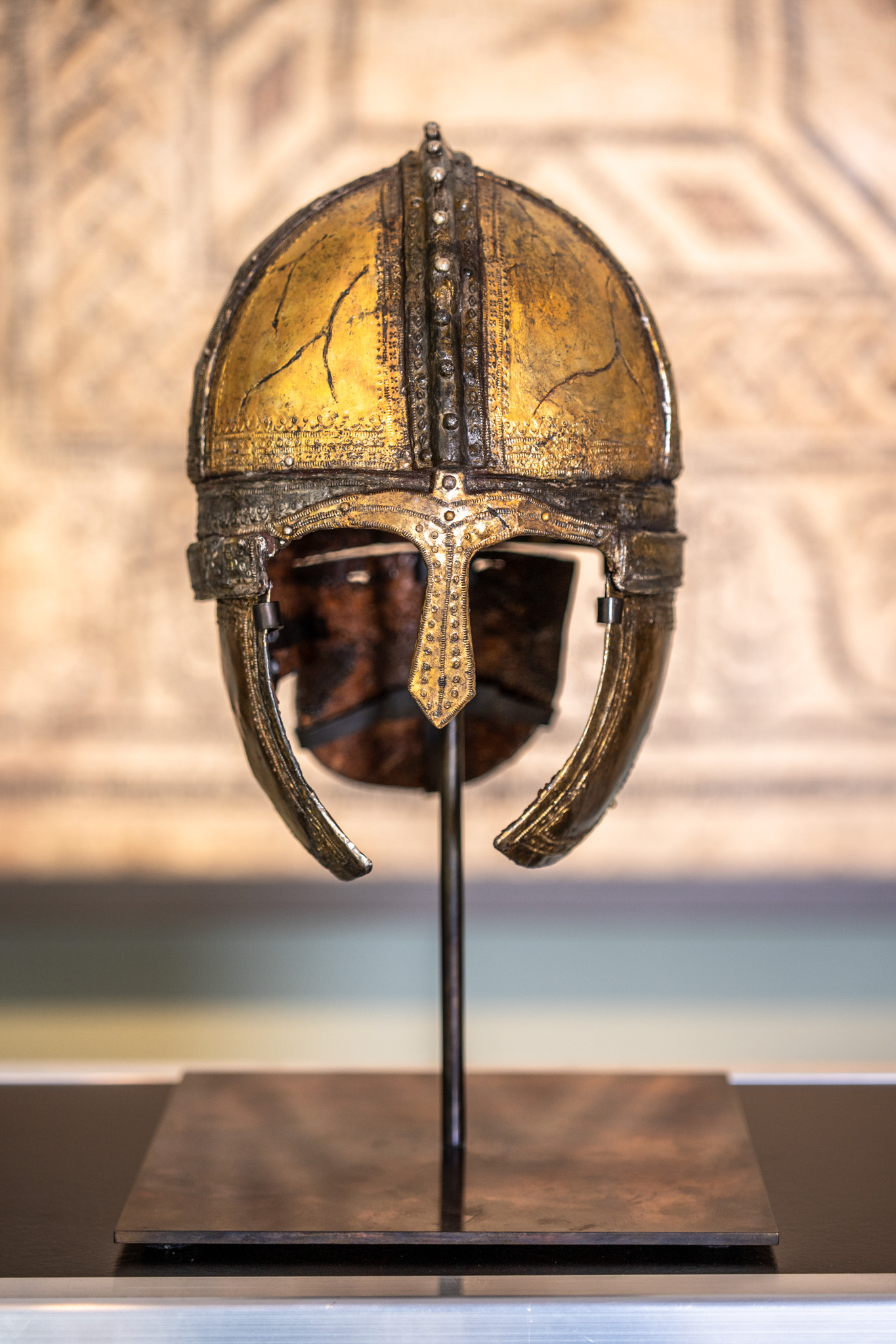 Kammhelm in der Ausstellung "1700 Jahre Konzil von Nicäa" im Museum Carnuntinum