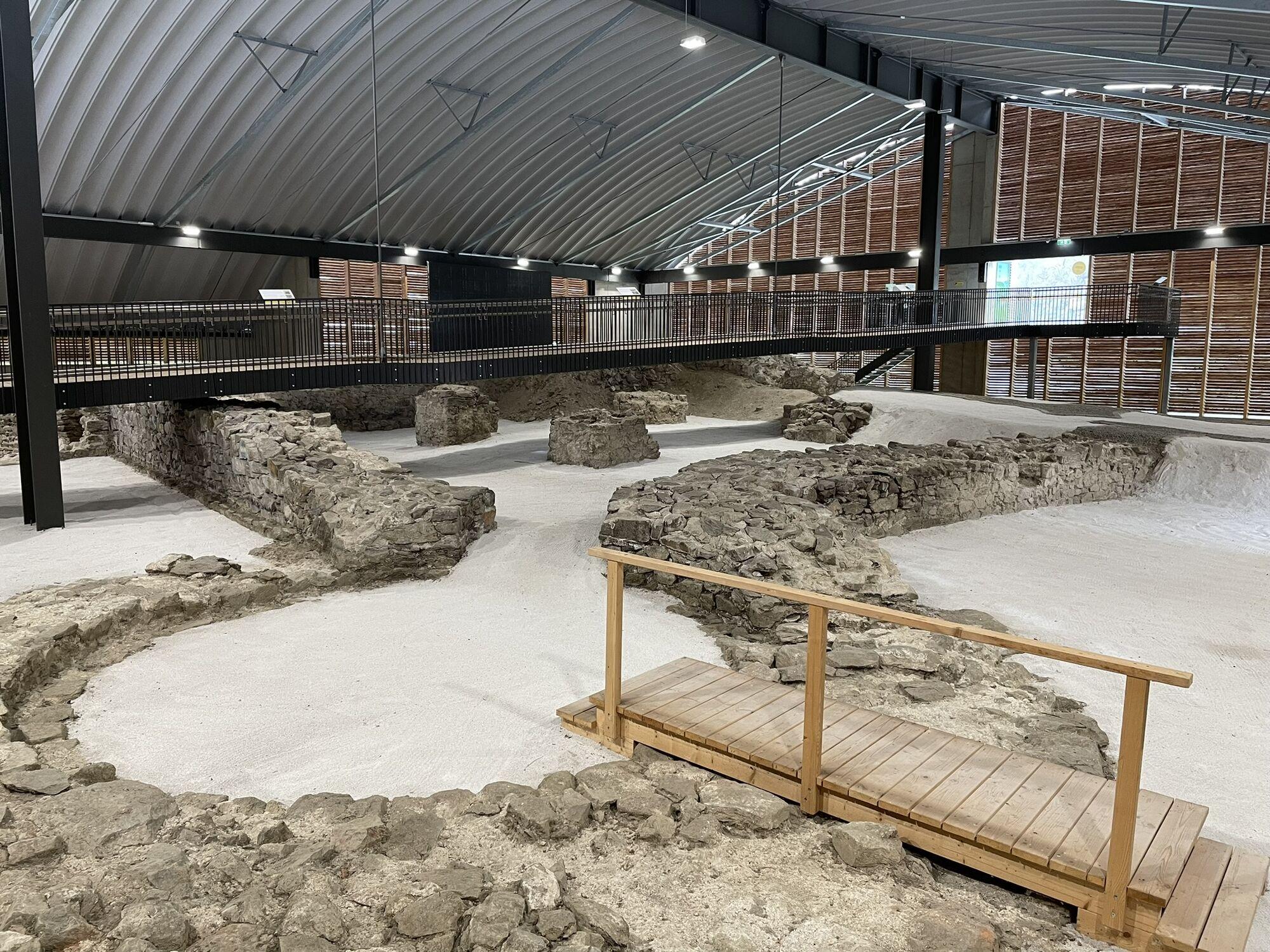 Die konservierten Reste des Quadriburgus von Oberranna unter dem aktuellen Schutzbau (2018).